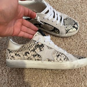Womens size 10 Steve Madden sneaker.